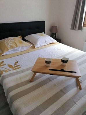 1 chambre, fer et planche à repasser, lit parapluie, Wi-Fi gratuit