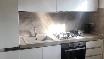 Réfrigérateur, four, plaque de cuisson, bouilloire électrique