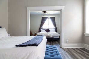 6 bedrooms, iron/ironing board, travel crib, free WiFi - Beautiful 6BR Fox Park Home // 1st Floor Master Bed and Bath + Private Parking! (St. Louis)