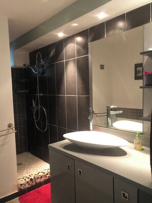 Douche, serviettes fournies