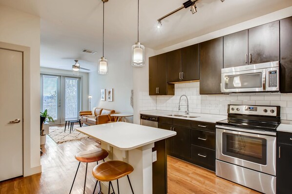 Fridge, microwave, oven, stovetop - The Bindel, East Austin, Highly Walkable + Pets Welcome! (Austin)