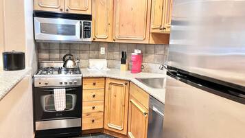 Kylskåp, mikrovågsugn, ugn och spishäll