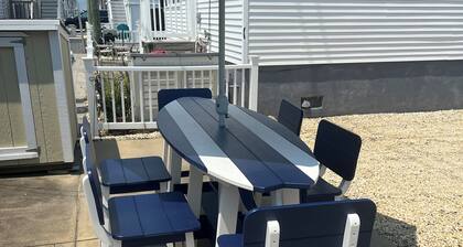 Beach bungalow that can sleep up to 6! 4 minute walk to the beach!