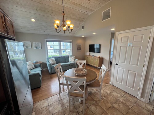 Beach bungalow that can sleep up to 6! 4 minute walk to the beach!