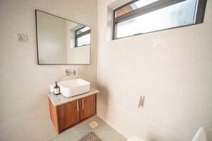 Dusche, Bidet, Handtücher, Seife