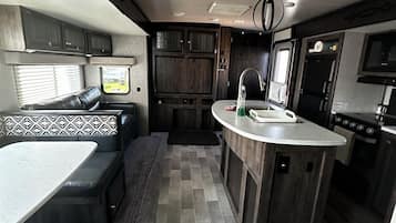 Mobil Karavan Deluks | Area keluarga