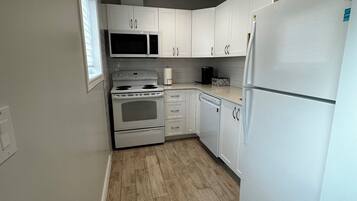 Deluxe Room | Private kitchen | Coffee/tea maker