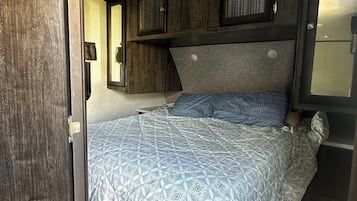 Mobil Karavan Deluks | 2 kamar tidur, Wi-Fi gratis, dan seprai linen