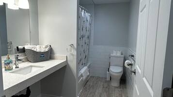 Deluxe Room | Bathroom | Towels