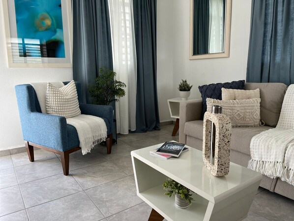 Smart TV, books - Campo en la Cuidad (Trujillo Alto)