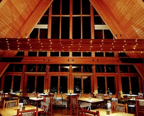 Petit déjeuner, déjeuner et brunch servis sur place, vue sur le jardin