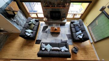 Smart TV, chimenea y videojuegos