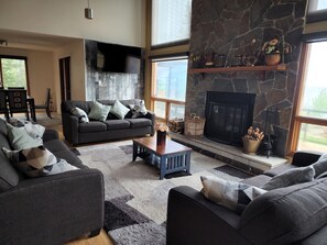 Smart TV, fireplace, video games - All season 3BR Lakefront Firepit & Place Hot Tub Sun Room 2-Garage Luxury House  (Bélair)