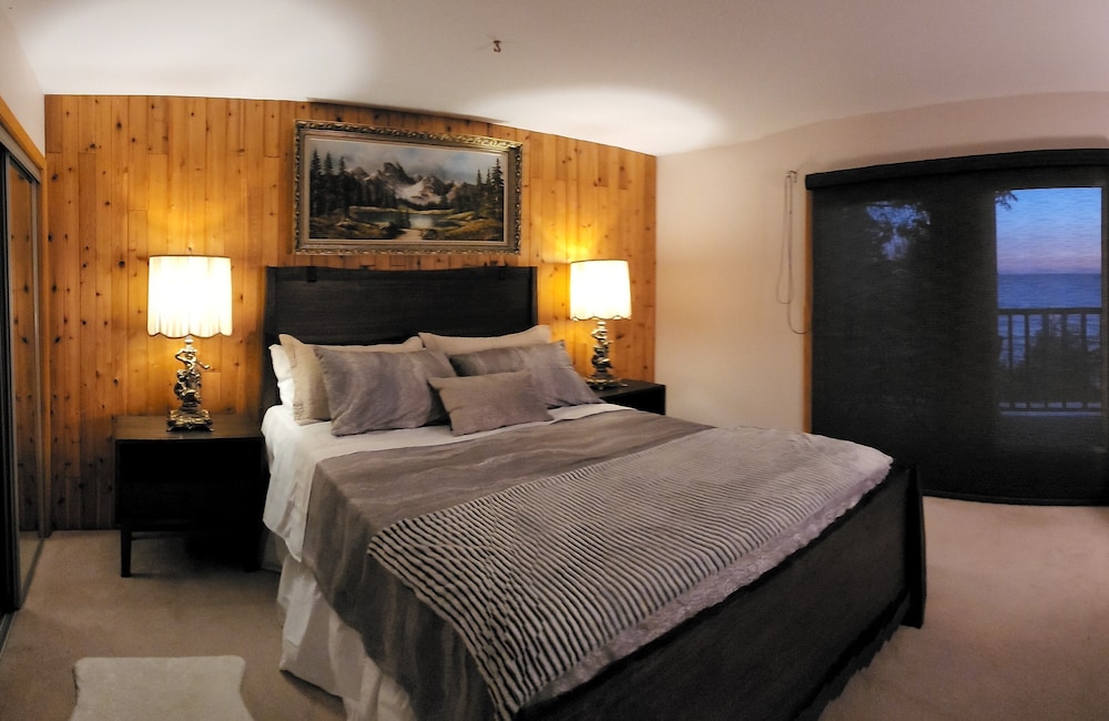 All season 3BR Lakefront Firepit & Place Hot Tub Sun Room 2Garage