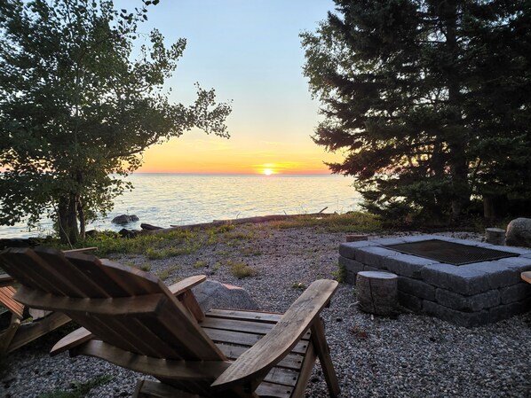 Property grounds - All season 3BR Lakefront Firepit & Place Hot Tub Sun Room 2-Garage Luxury House (Bélair)