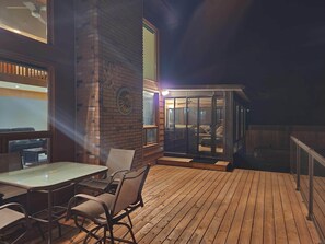 Outdoor dining - All season 3BR Lakefront Firepit & Place Hot Tub Sun Room 2-Garage Luxury House  (Bélair)