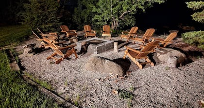 All season 3BR Lakefront Firepit & Place Hot Tub Sun Room 2-Garage Luxury House