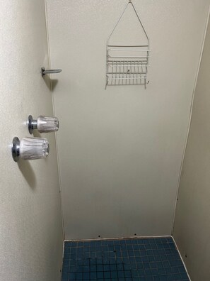 Douche, serviettes fournies