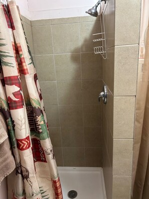 Shower, towels - Cabin 10 - Grandview Cabins (South Fork)