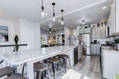 Sleeps 9, Riverview Get-A-Way with Hot Tub! 537 Broad Street Riverview Retreat