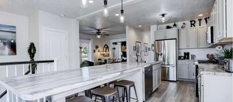 Sleeps 9, Riverview Get-A-Way with Hot Tub! 537 Broad Street Riverview Retreat