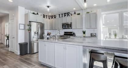 Sleeps 9, Riverview Get-A-Way with Hot Tub! 537 Broad Street Riverview Retreat