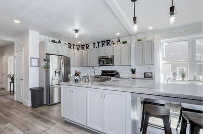 Sleeps 9, Riverview Get-A-Way with Hot Tub! 537 Broad Street Riverview Retreat