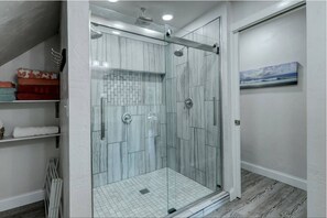 Shower, hair dryer, towels, soap - Sleeps 9, Riverview Get-A-Way with Hot Tub! 537 Broad Street Riverview Retreat (Menasha)