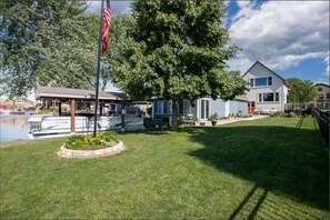 Exterior - Sleeps 9, Riverview Get-A-Way with Hot Tub! 537 Broad Street Riverview Retreat (Menasha)