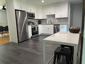 Refrigerador, microondas, horno, placa de cocina