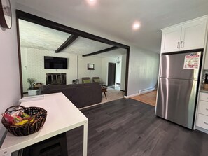 Smart TV - Updated 4 br PSU home, close to campus (State College)