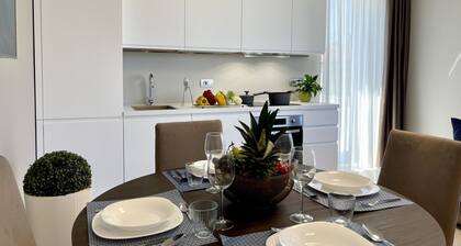 Beautiful flat on the second floor with lift with beautiful modern fittings and large windows with a splendid view of the Viareggio dock just a few minutes' walk from the promenadeand beach.Elegantly furnished it consists of a living room with modern wal