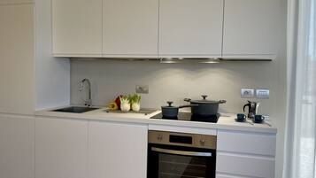 Jääkaappi, mikroaaltouuni, uuni, liesi