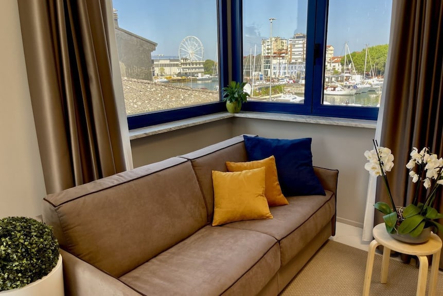 Beautiful Flat On The Second Floor With Lift With Beautiful Modern Fittings And Large Windows With A Splendid View Of The Viareggio Dock Just A Few Minutes' Walk From The Promenadeand Beach.elegantly Furnished It Consists Of A Living Room With Modern Wal - Viareggio