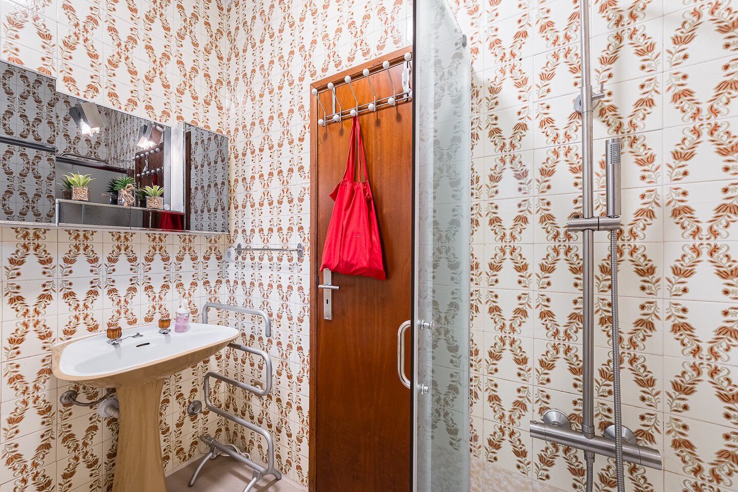 Douche, sèche-cheveux, serviettes fournies, savon