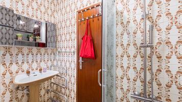 Douche, sĂšche-cheveux, serviettes fournies, savon