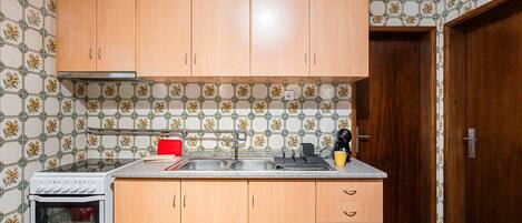 Fridge, microwave, oven, coffee/tea maker