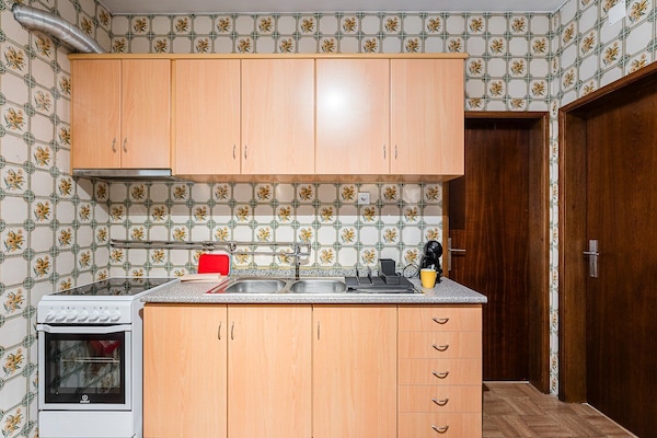 Kühlschrank, Mikrowelle, Ofen, Wasserkocher mit Kaffee-/Teezubehör