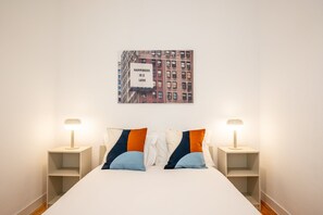 3 bedrooms, desk, internet, bed sheets