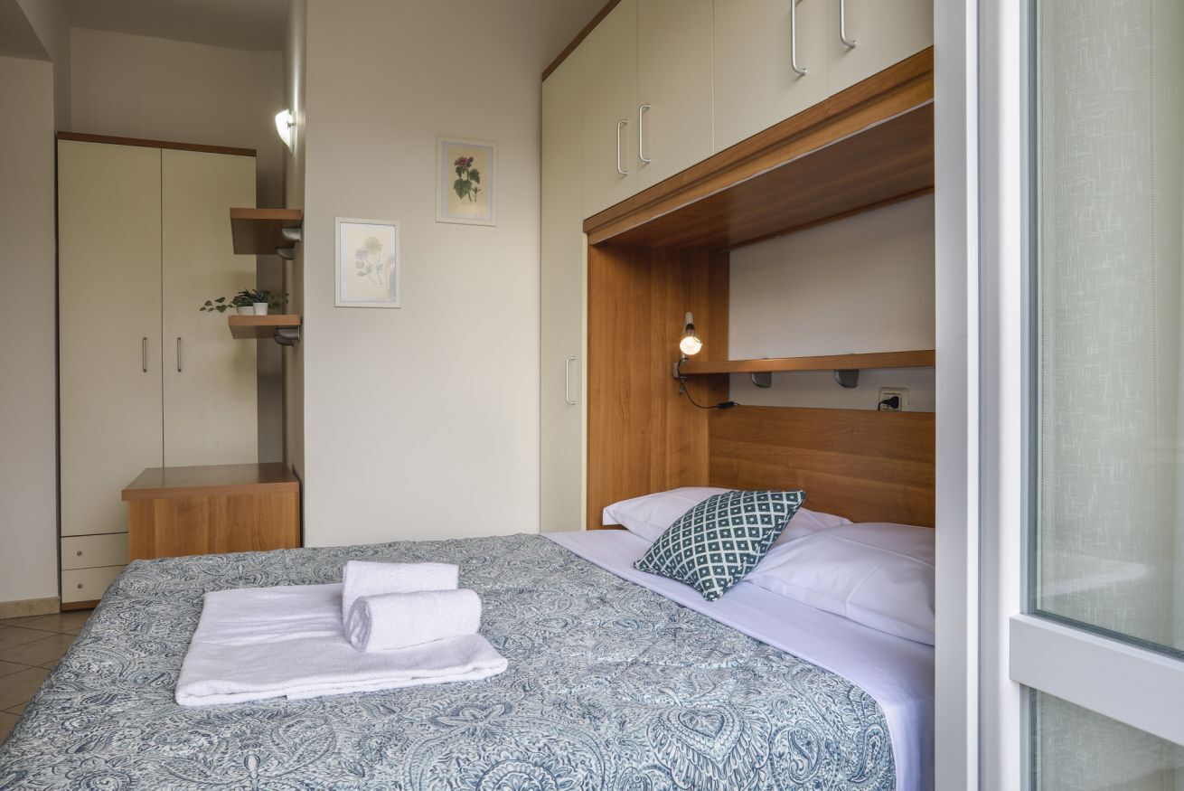 Een bureau, een strijkplank/strijkijzer, wifi, beddengoed