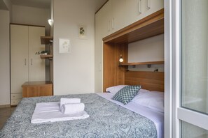 Escritorio, tabla de planchar con plancha, wifi y ropa de cama 