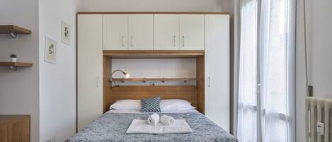 Desk, iron/ironing board, WiFi, bed sheets