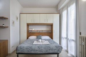 Escritorio, tabla de planchar con plancha, wifi y ropa de cama 
