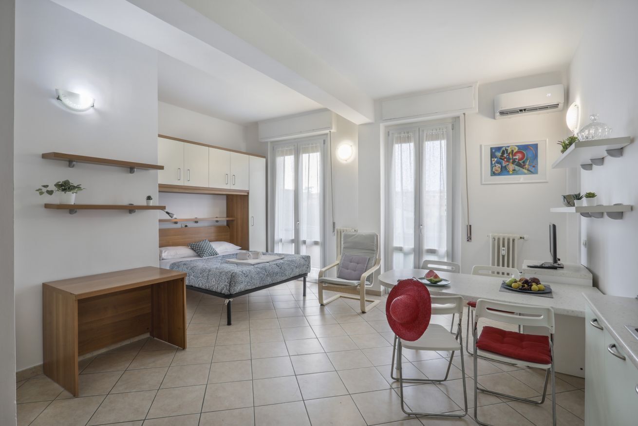 Desk, iron/ironing board, WiFi, bed sheets