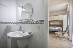 Douche, sèche-cheveux, bidet, serviettes fournies