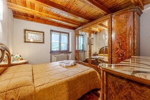 3 habitaciones, tabla de planchar con plancha y ropa de cama 