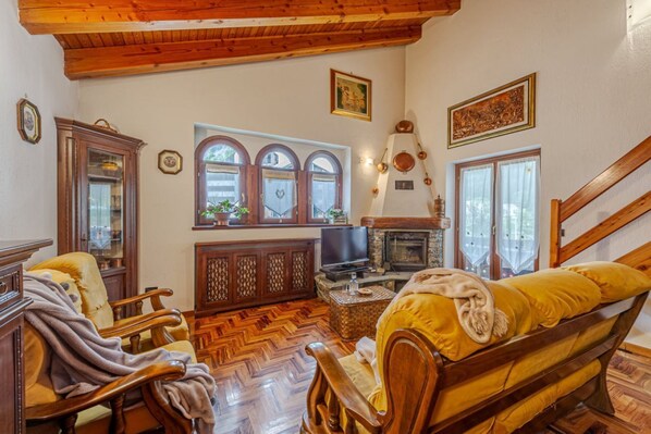 Fireplace - CASA BEATRICE - Wi-Fi, parking, and mountain views (Courmayeur)