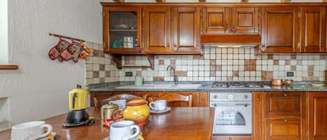 Fridge, oven, stovetop, dishwasher