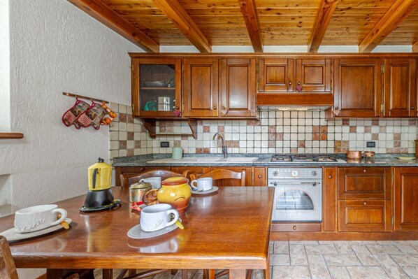 Réfrigérateur, four, plaque de cuisson, lave-vaisselle