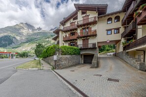 Exterior - CASA BEATRICE - Wi-Fi, parking, and mountain views (Courmayeur)
